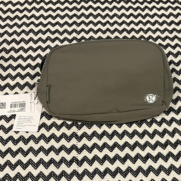 NWT Grey Sage lululemon Everywhere Belt Bag - Picture 3 of 10
